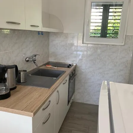 Marta, Laura イェゼラ